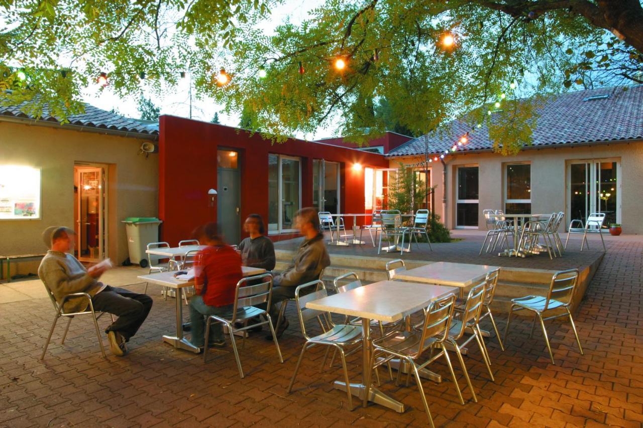 Auberge De Jeunesse Hi Nimes Exterior photo